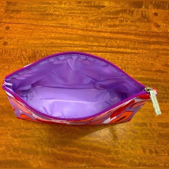 *DONATED to Pepe Fund* Clinique Cosmetic Bag with Lips Pattern NWOT - Picture 6 of 7